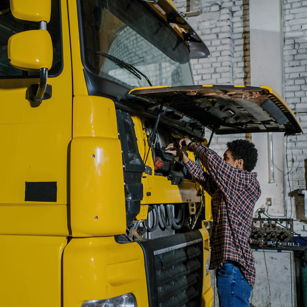 Eqstra's network of commercial workshops and panelshops with accredited staff and facilities will ensure your fleet is working and on the road. 